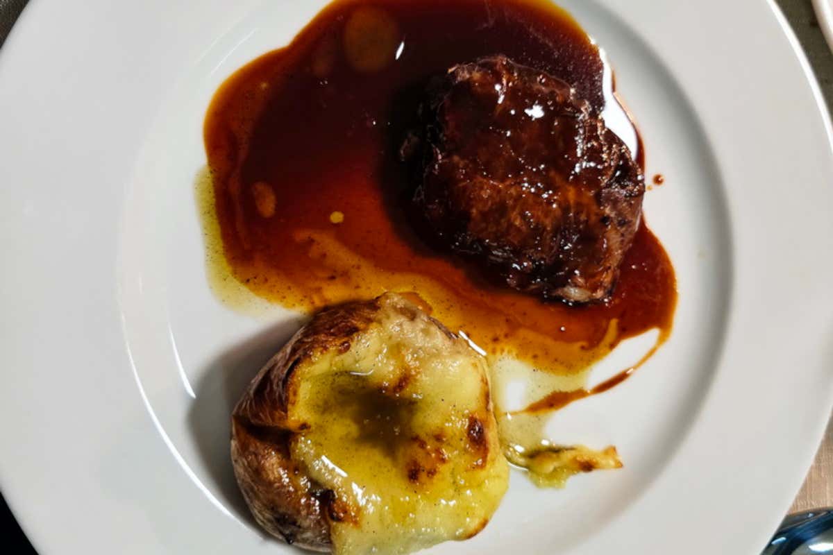 Angelo Cuttaia con patata cunzata, patata al cartoccio mantecata con burro, latte e olio di cenere, con una guancia di vitello brasata per più di tre ore